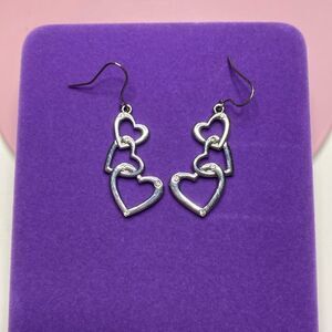 💛 Classic Silver Tone Heart Crystal Drop Earrings
